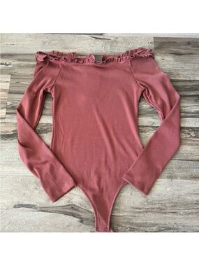 Wishlist Ribbed Off-Shoulder Bodysuit in Dusty Rose